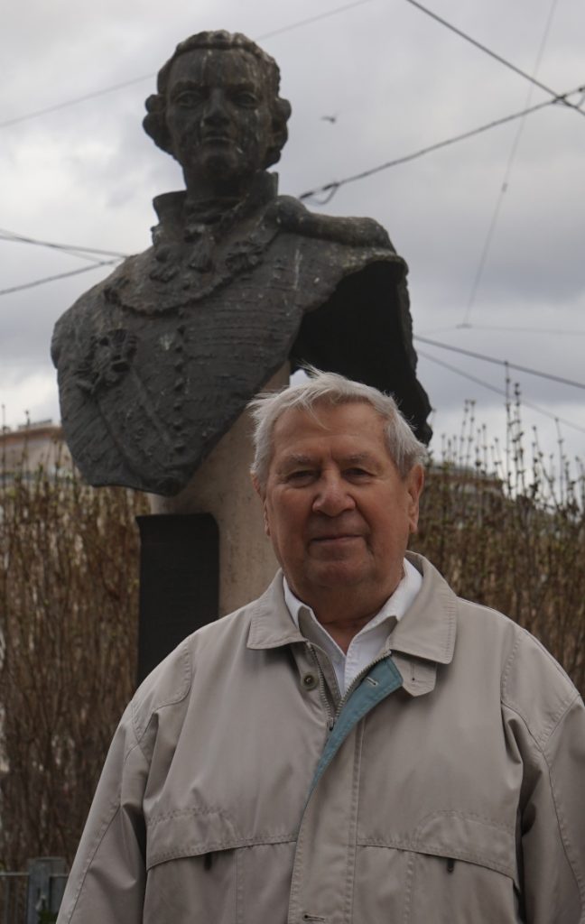 Szemerédi Tibor a Bessenyei György szobornál