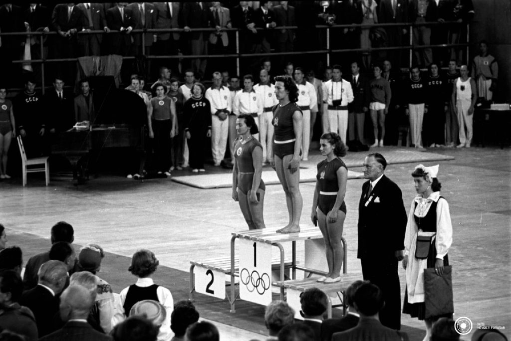 Keleti Ágnes olimpiai bajnok Helsinkiben, 1952-ben (fotó: MTI)